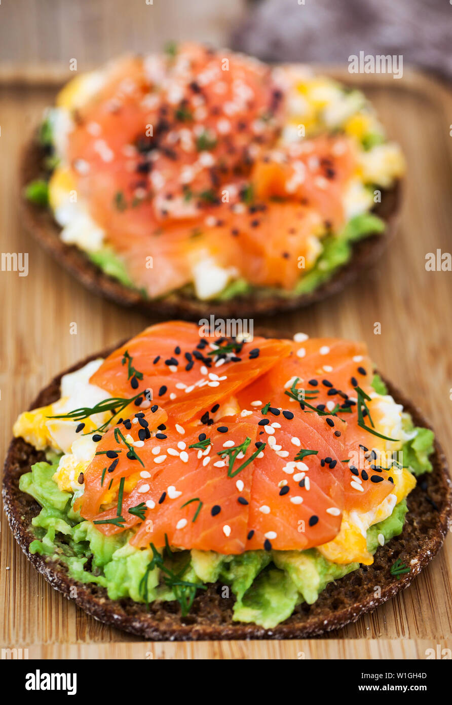 Saumon fumé, oeufs brouillés et toast croustillant seigle avocat Banque D'Images