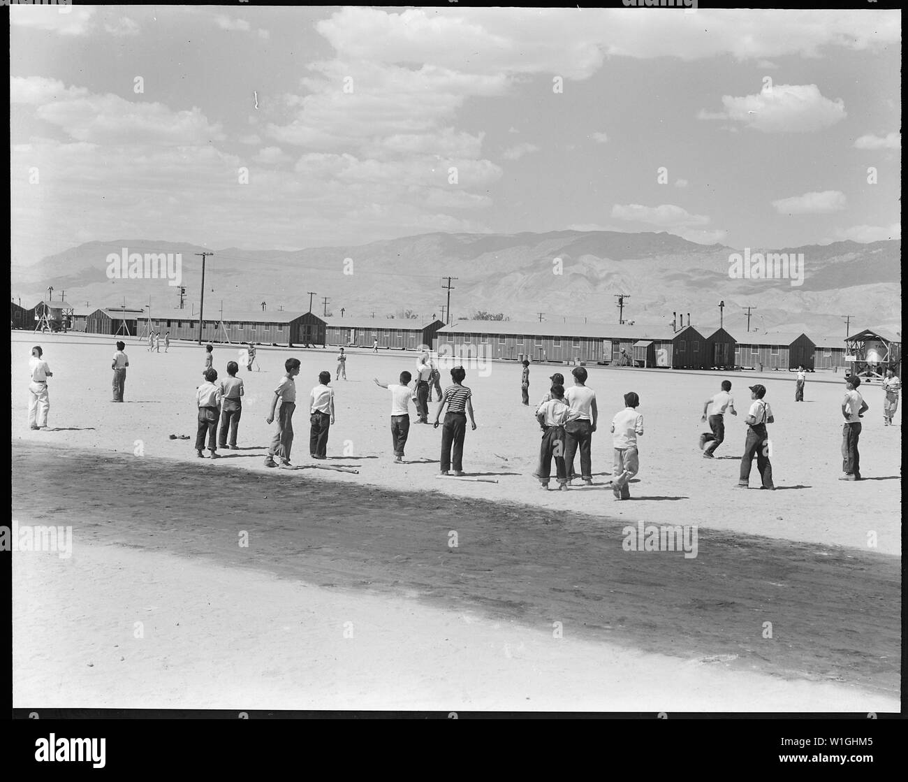 Manzanar Manzanar, Centre de réinstallation, en Californie. Le baseball est le plus populaire des loisirs dès ce W . . . ; Portée et contenu : la légende complète pour cette photographie se lit comme suit : Manzanar Manzanar, Centre de réinstallation, en Californie. Le baseball est le plus populaire des loisirs à cette guerre Autorité Réinstallation centre avec 80 équipes ayant été formé dans tout le centre. La plupart des cours n'est faite entre les casernes. Banque D'Images