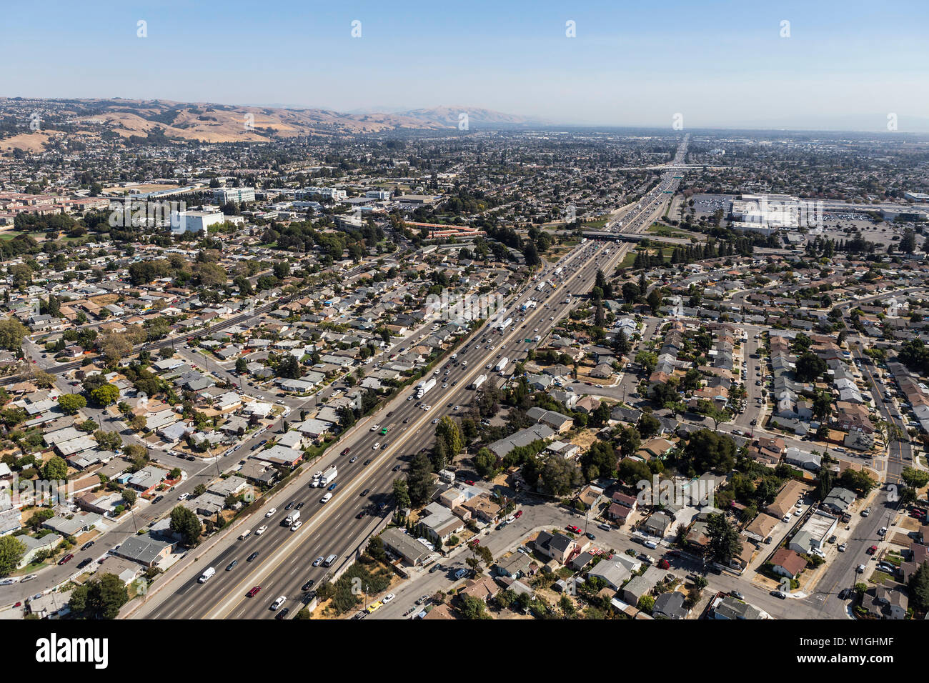 Vue aérienne de rues, bâtiments et la circulation sur l'autoroute 880 près de Hayward, San Leandro et Oakland, Californie. Banque D'Images