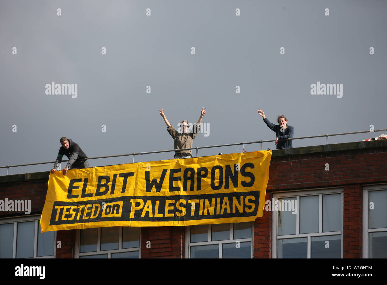 Oldham, grand Manchester, Royaume-Uni, le 2 juillet, 2019. Des militants du Manchester la Palestine l'action sont la tenue d'une manifestation sur le toit comme ils l'appellent à la fin de l'UK approvisionner Israël en armes. Le moulin est la propriété de la société israélienne Elbit Ferranti. Les militants disent que les entreprises d'armes profitent de l'occupation par Israël de la Palestine. Les policiers sont aussi présents à la manifestation et jusqu'à présent, il n'y a eu aucune arrestation.Maison du Caire, Greenacres Road, Oldham, Waterhead. Crédit : Barbara Cook/Alamy Live News Banque D'Images