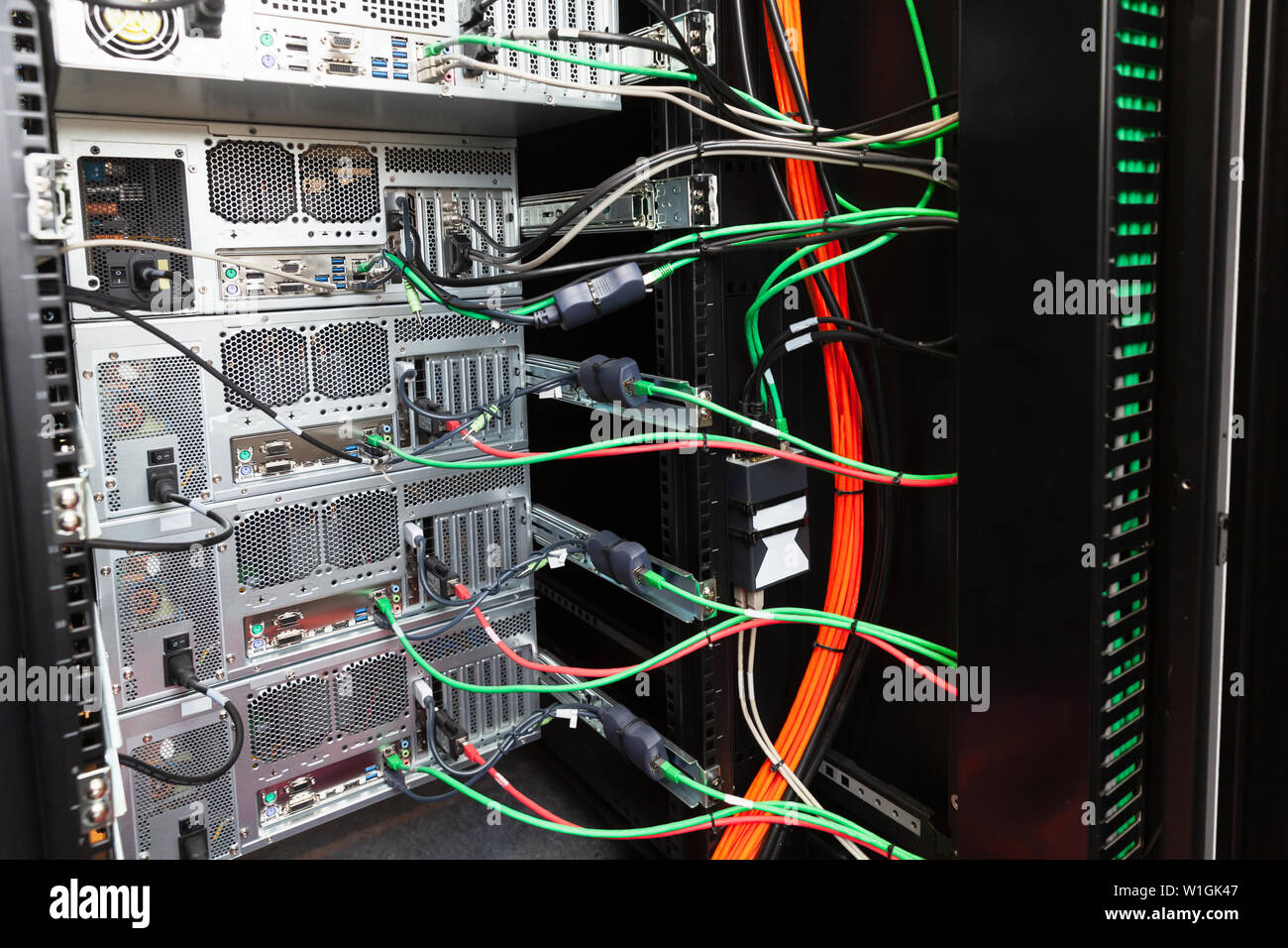 L'arrière d'un petit rack de serveurs avec postes informatiques, équipements réseau et le câble de données Banque D'Images