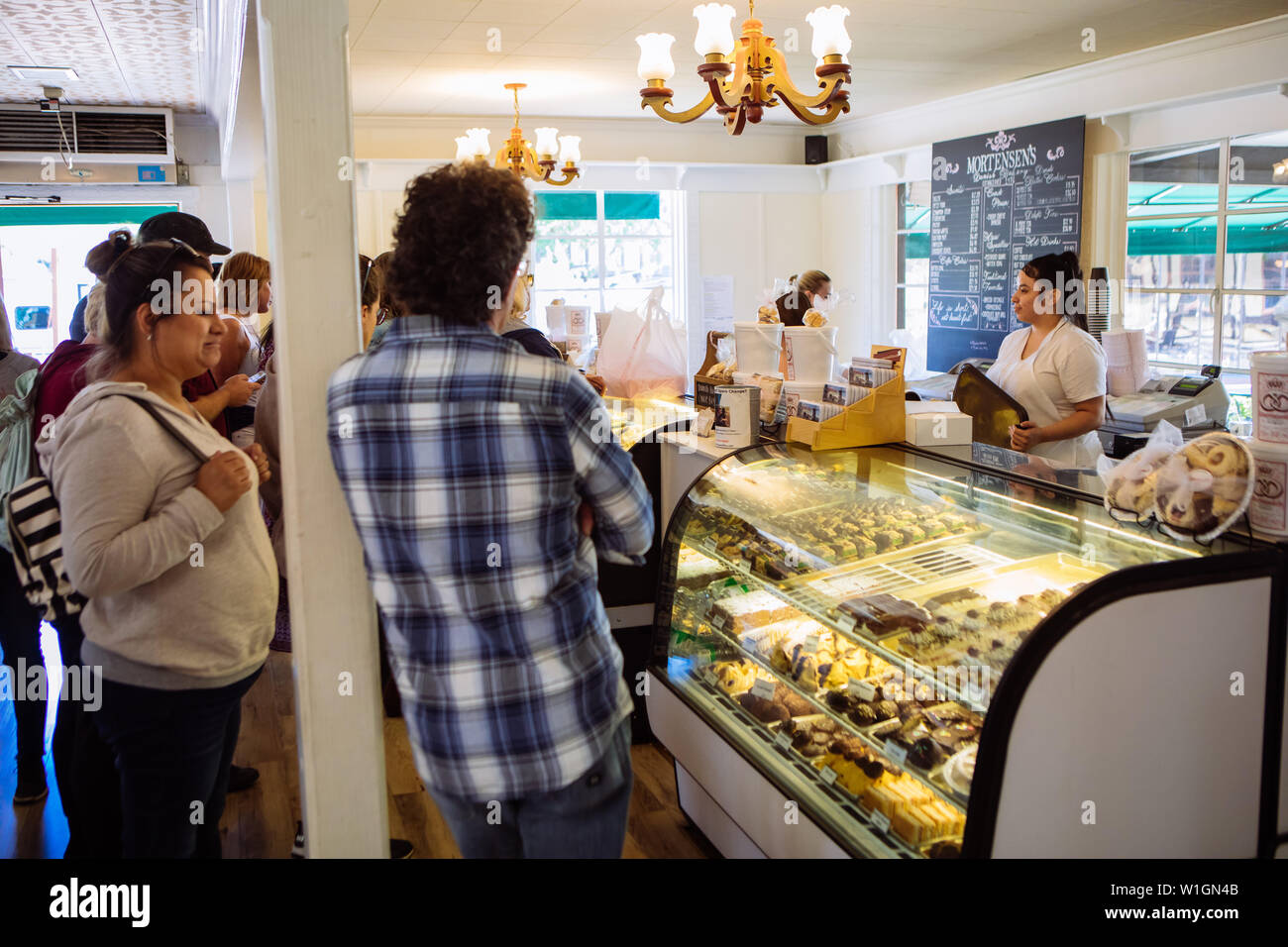 Touristes attendant d'acheter la pâtisserie à Mortensen une boulangerie danoise typique dans la ville danoise de Solvang, Santa Barbara, Californie, Etats-Unis Banque D'Images