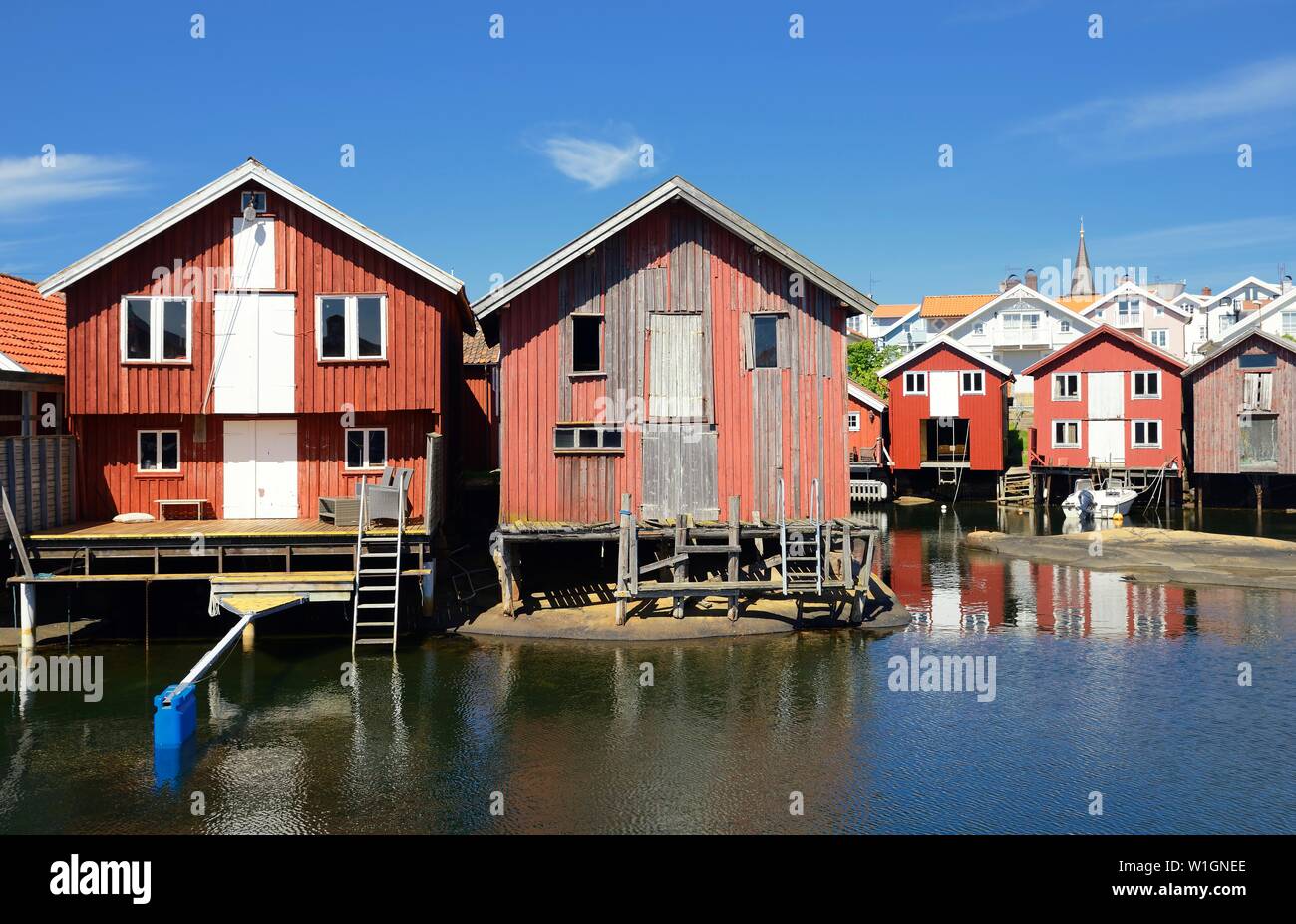 Vieux hangars à bateaux sur les poteaux Banque D'Images