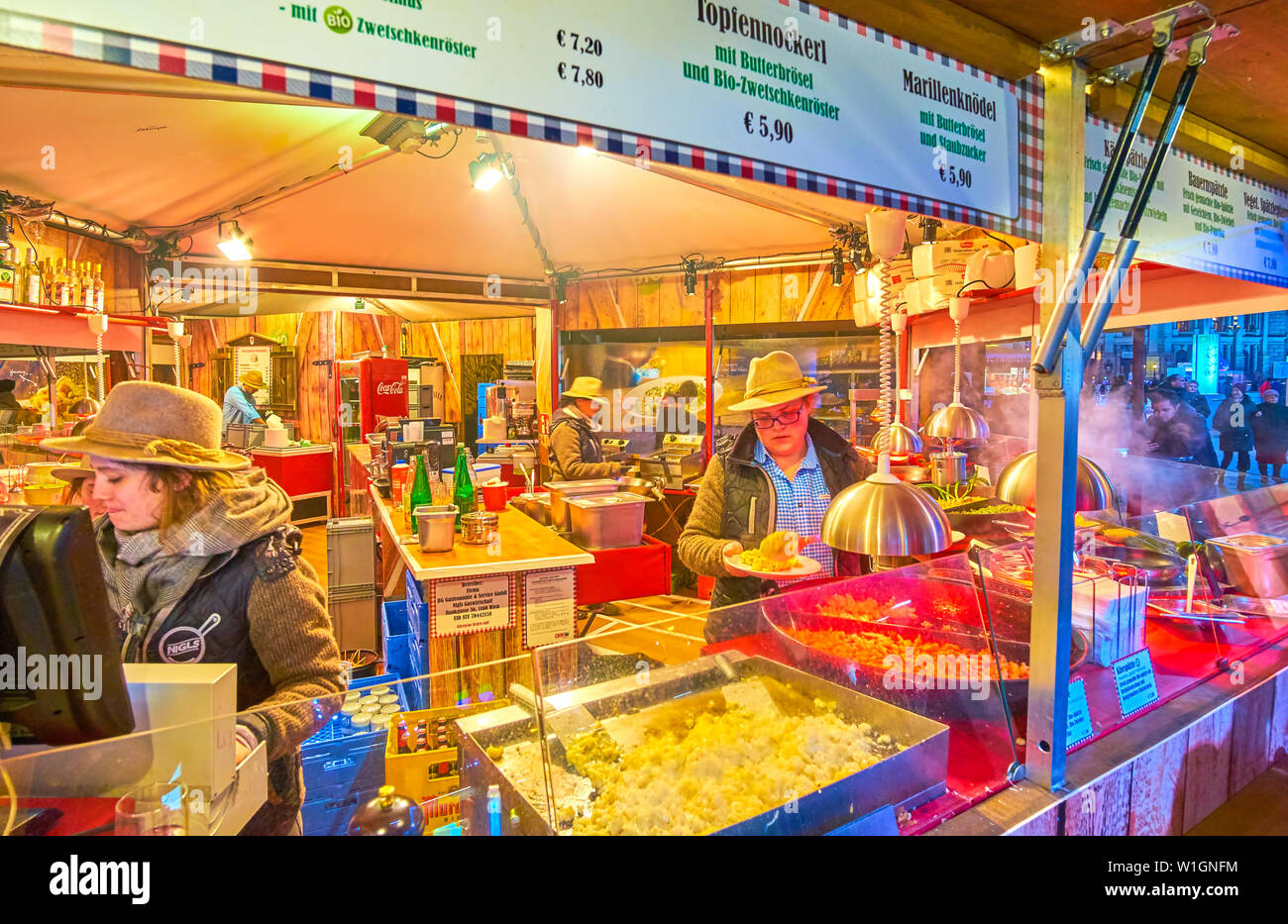 Vienne, Autriche - 18 février 2019 : La fée d'hiver en décrochage Rathaus place avec des plats délicieux de la cuisine locale et des boissons rafraîchissantes, le février Banque D'Images