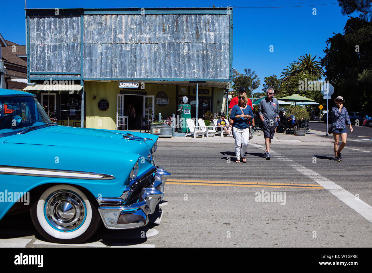 Touristes marchant près d'une voiture antique à Los Olivos General Store, Santa Barbara, Californie, Etats-Unis Banque D'Images