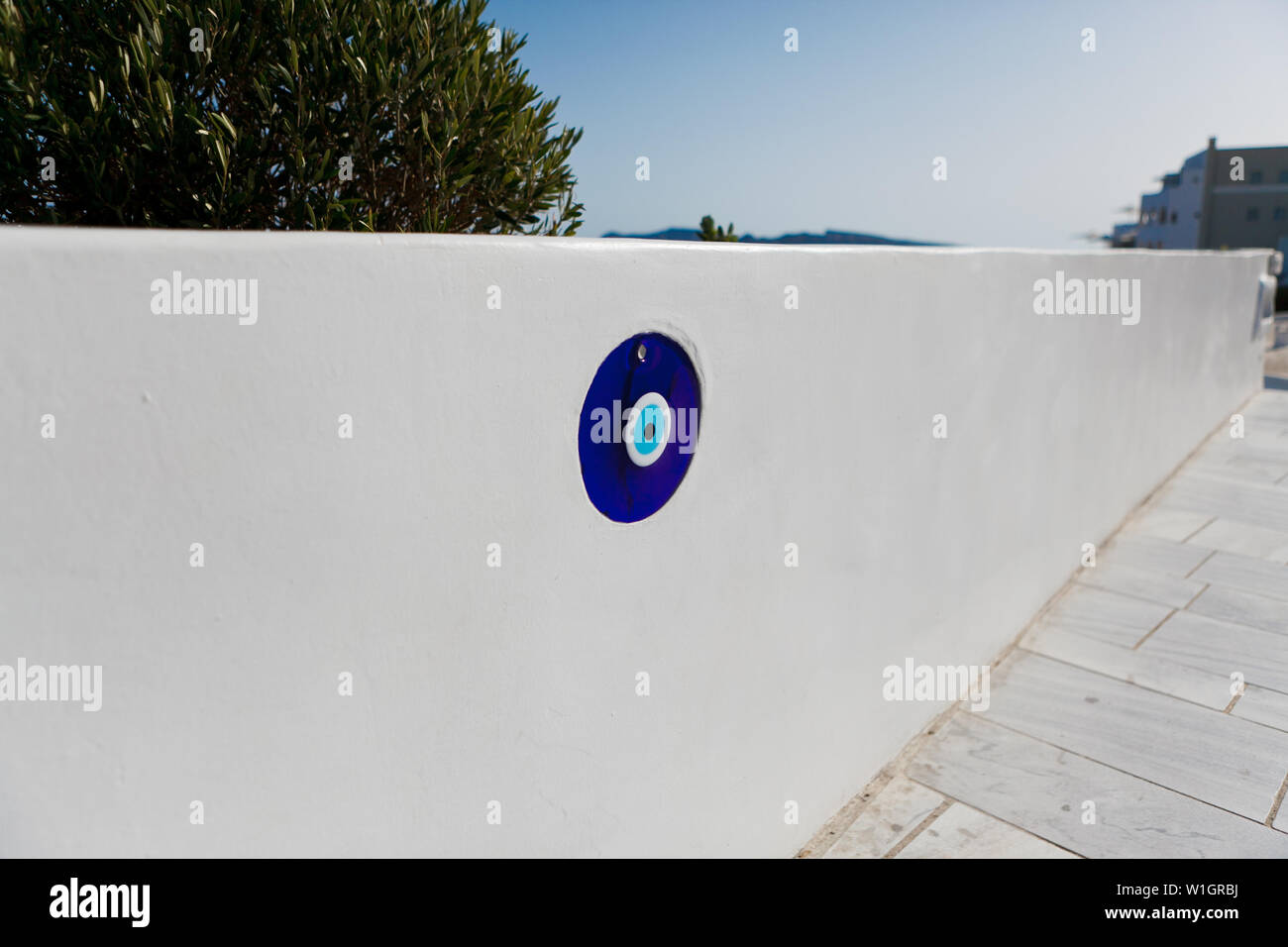 S'appuyant sur le mur de l'oeil mauvais Hamsa pour protéger, décoration musulmane traditionnelle en Turquie et Grèce Banque D'Images