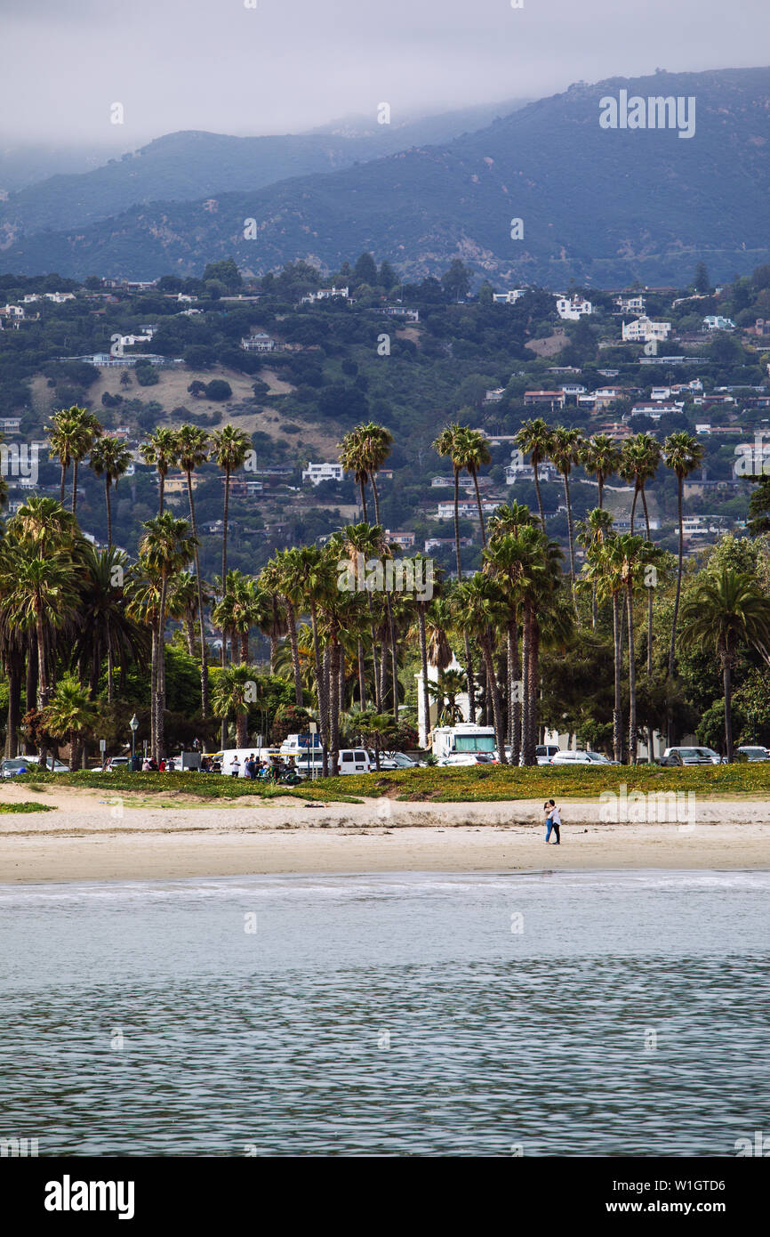 Vue sur la plage et les collines de Santa Barbara depuis Stearns Wharf, Californie, États-Unis Banque D'Images