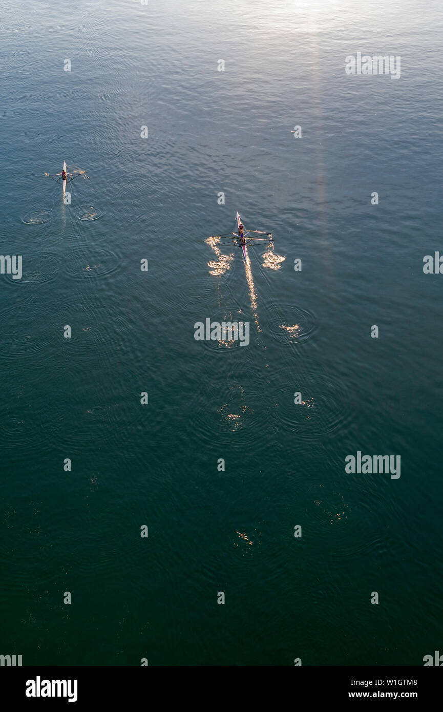 Detroit, Michigan - rameurs tôt le matin sur la rivière Détroit. Banque D'Images
