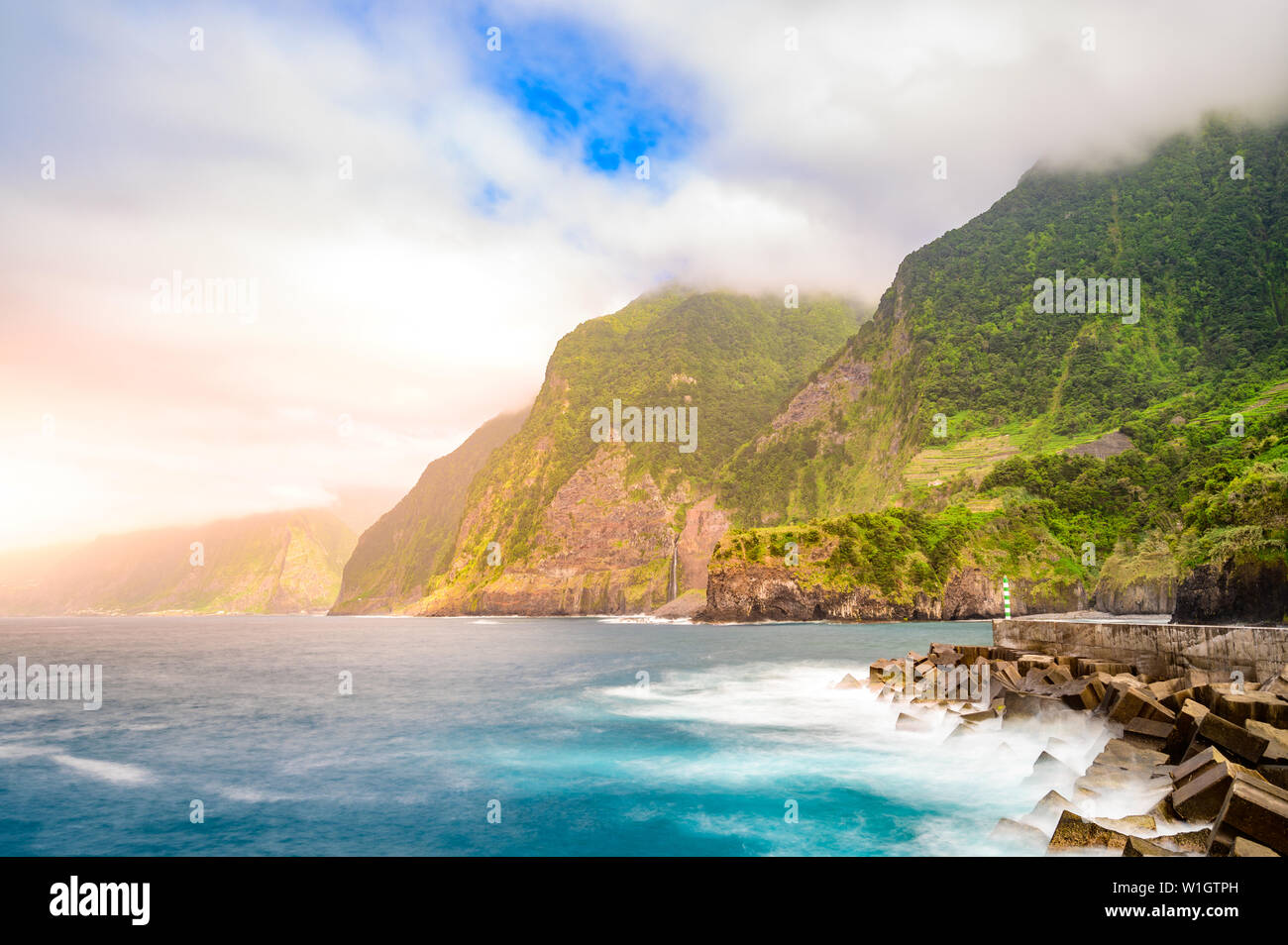 Beaux paysages de la côte sauvage avec vue Bridal Veil Falls (Veu da noiva) à Ponta do Poiso dans l'île de Madère. Près de Porto Moniz, vue de Seixal, Portu Banque D'Images