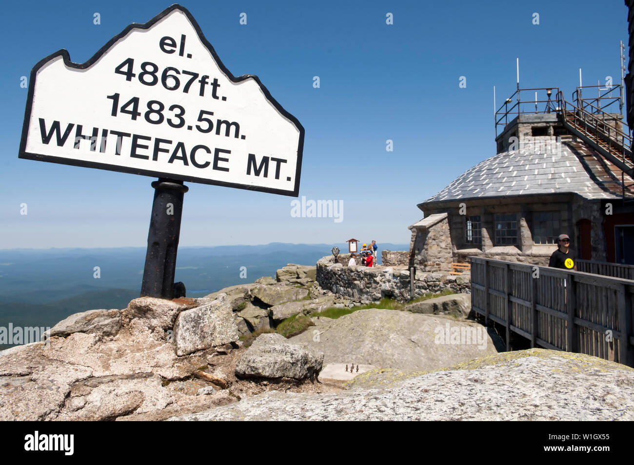 Un signe sur le mont Whiteface USA montrant comment la montagne est haute. Banque D'Images