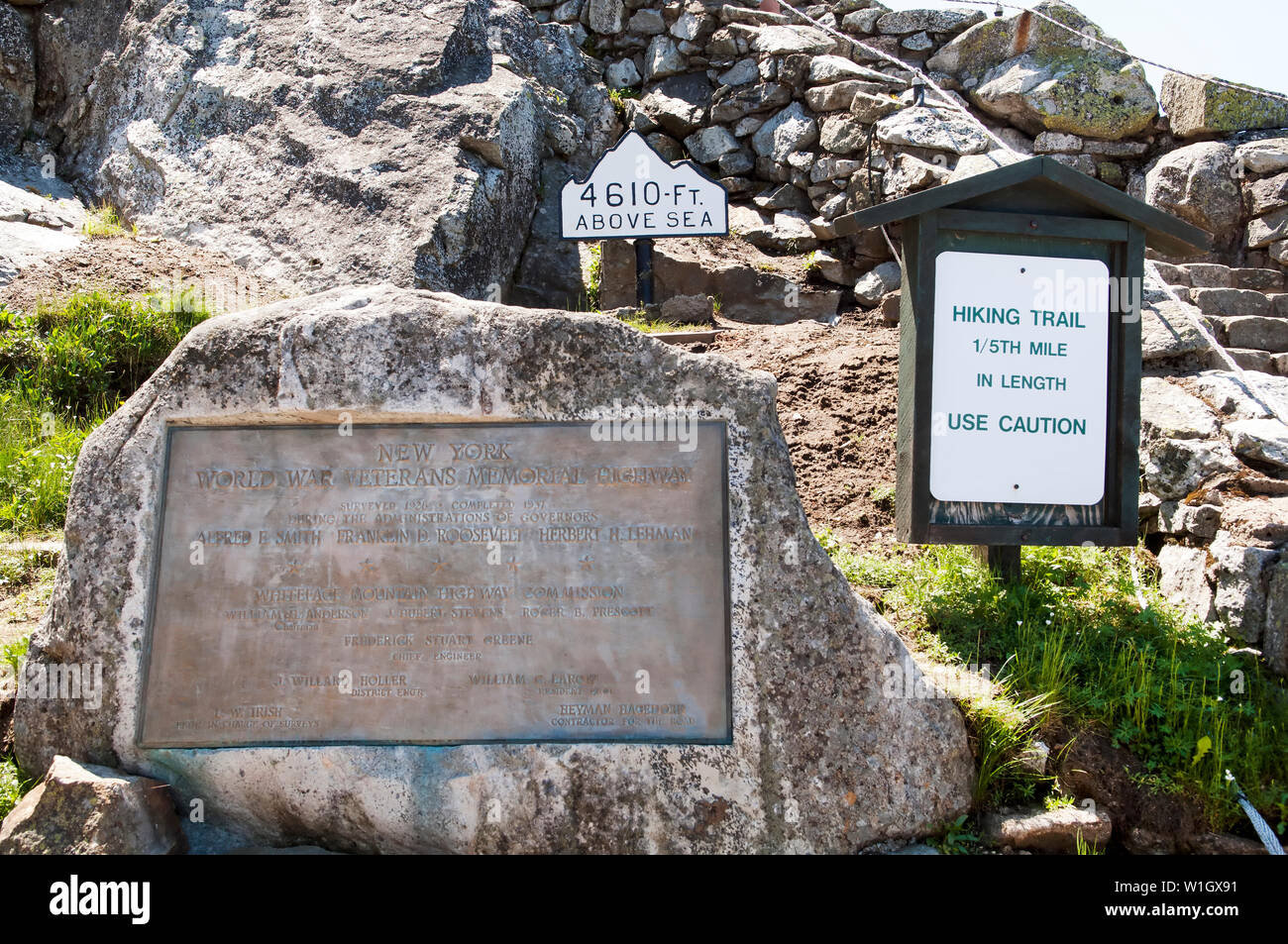 Signes sur le mont Whiteface USA en donnant des instructions d'escalade Banque D'Images