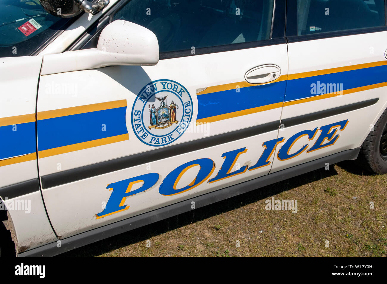 Une circulaire sur le côté de la voiture de police américain et pour New York State Park à la police un grand panneau pour la police. Banque D'Images