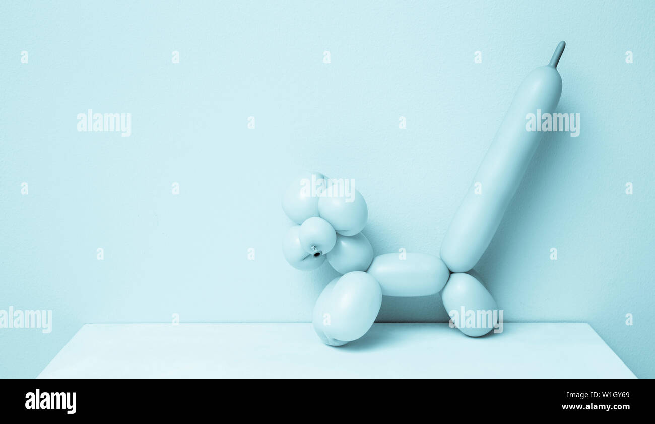 Bleu pastel arrière-plan avec le minimalisme ballon chien animal torsadée. Le minimalisme Alternative ajouter un fond concept. Banque D'Images