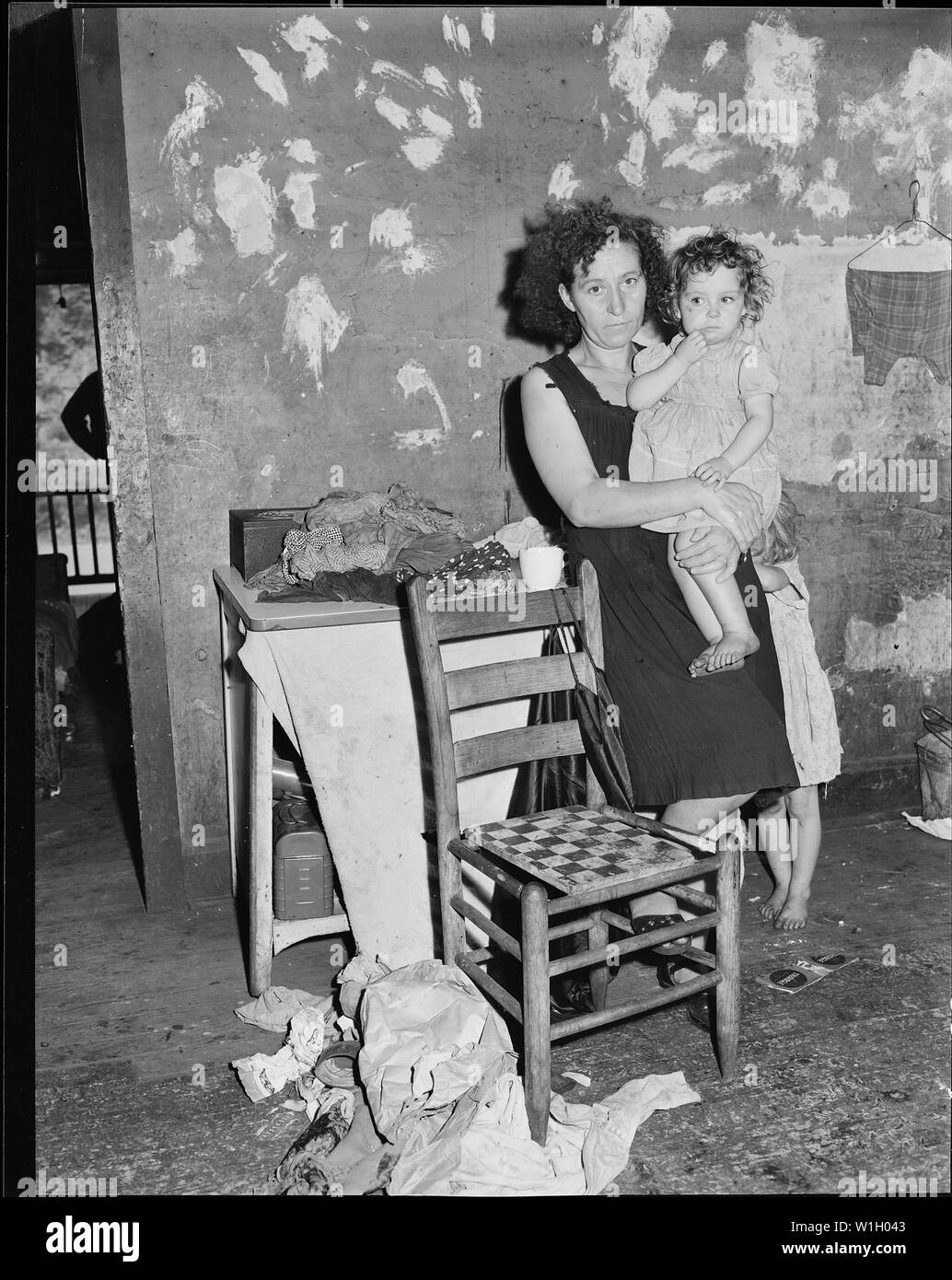 Mme Elige Hicks et sa fille dans la cuisine des quatre pièces qui loue pour $10,50 par mois. Mme Hicks' mari et son fils travaillent maintenant dans une mine de charbon en Virginie et sont à la recherche d'une maison à acheter. Le sud de Coal Corporation, Bradshaw Mine, Bradshaw, McDowell County, Virginie occidentale. Banque D'Images