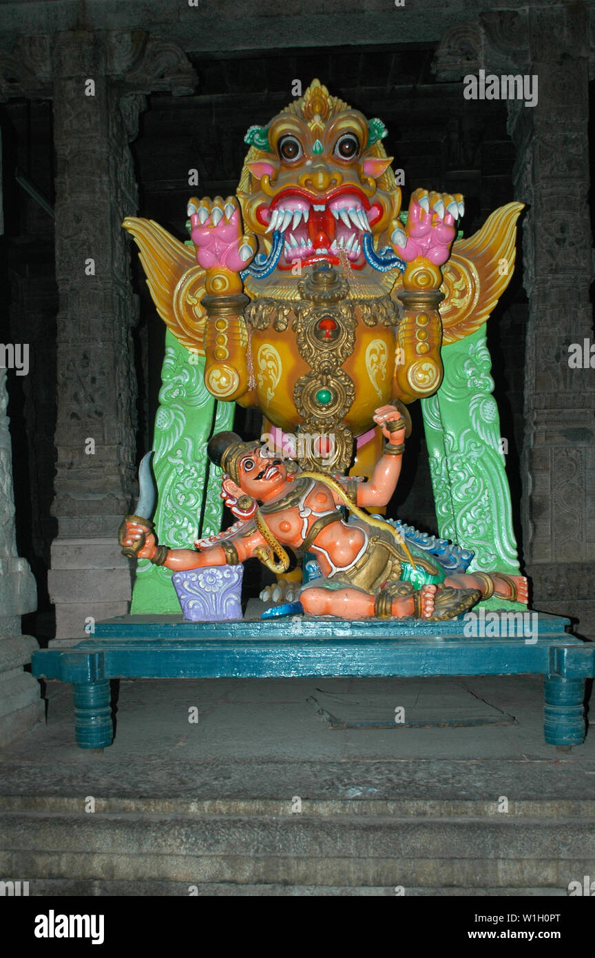 Monstre mythique et l'homme statue dans un temple hindou, Tamil Nadu, Inde Banque D'Images