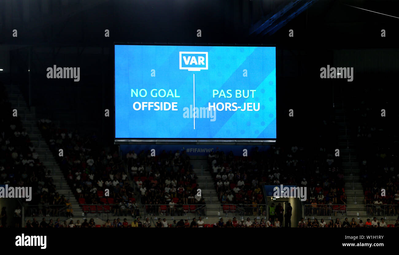 La VAR écran montre que l'Angleterre d'Ellen White du deuxième but du jeu n'est pas autorisé pendant la Coupe du Monde féminine de la fifa match de demi-finale au Stade de Lyon. Banque D'Images