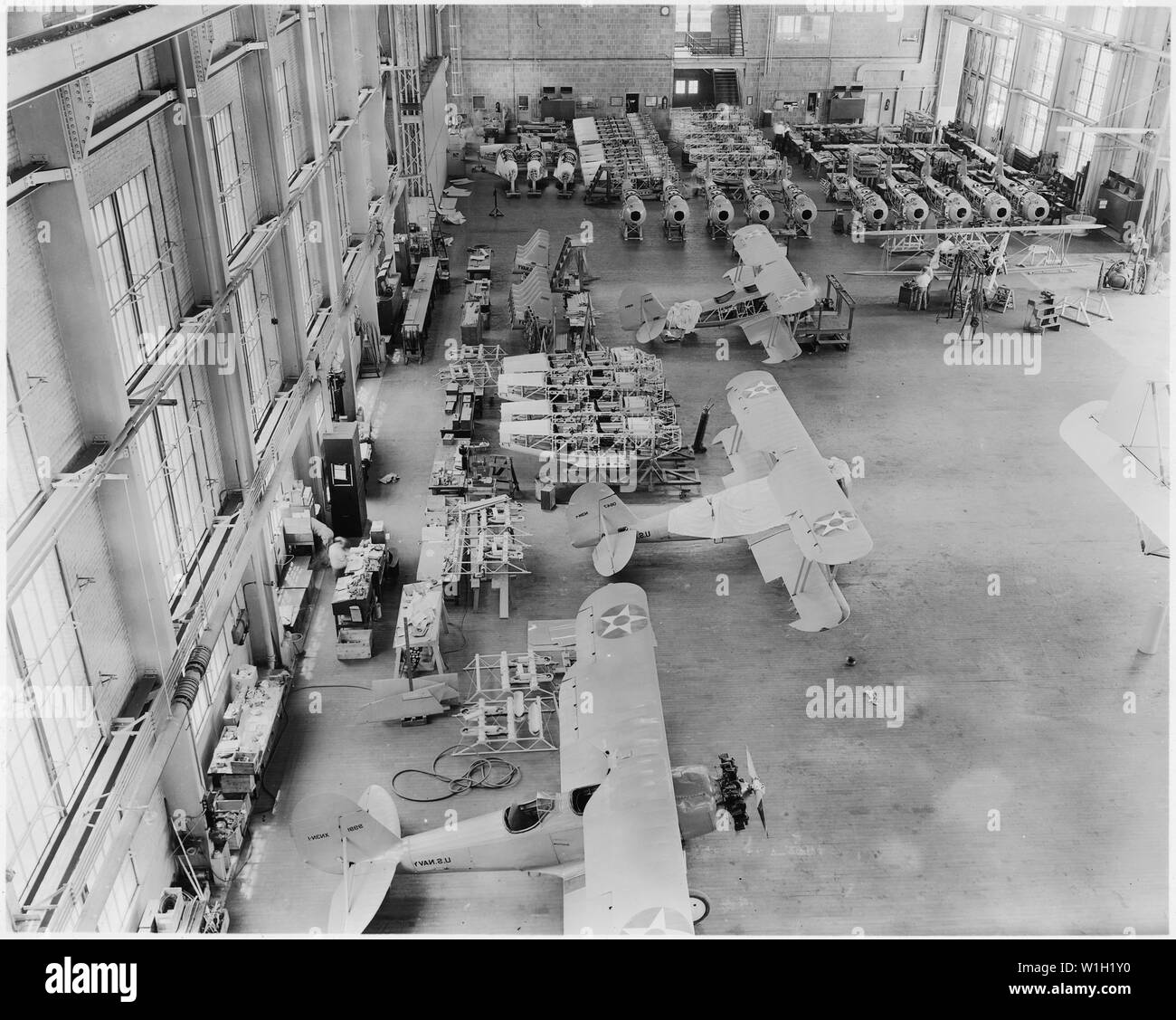 N3N les formateurs en attente de moteurs et d'autres parties à l'usine d'avion Naval, Philadelphie, Pennsylvanie. Banque D'Images