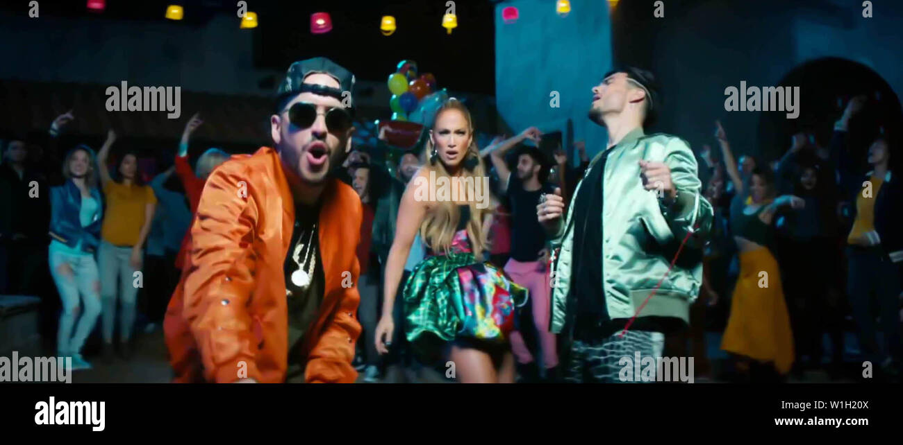 Jennifer Lopez en chantant en espagnol avec Abraham Mateo et Yandel dans le  vidéoclip de la chanson 'Se Acabo El Amor" (l'amour est plus) (©Sony Music)  par Abraham Mateo. Titré 26 avril