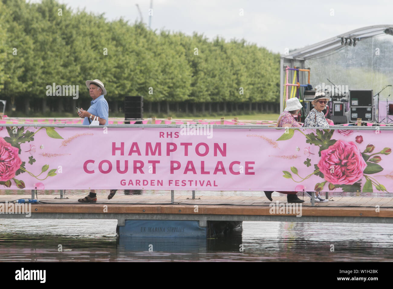 Le festival de l'ers banner.La Royal Horticultural Society (RHS) Hampton Court Festival Le Jardin des Plantes et fleurs, met en valeur des expositions au Hampton Court Palace à Londres. Banque D'Images