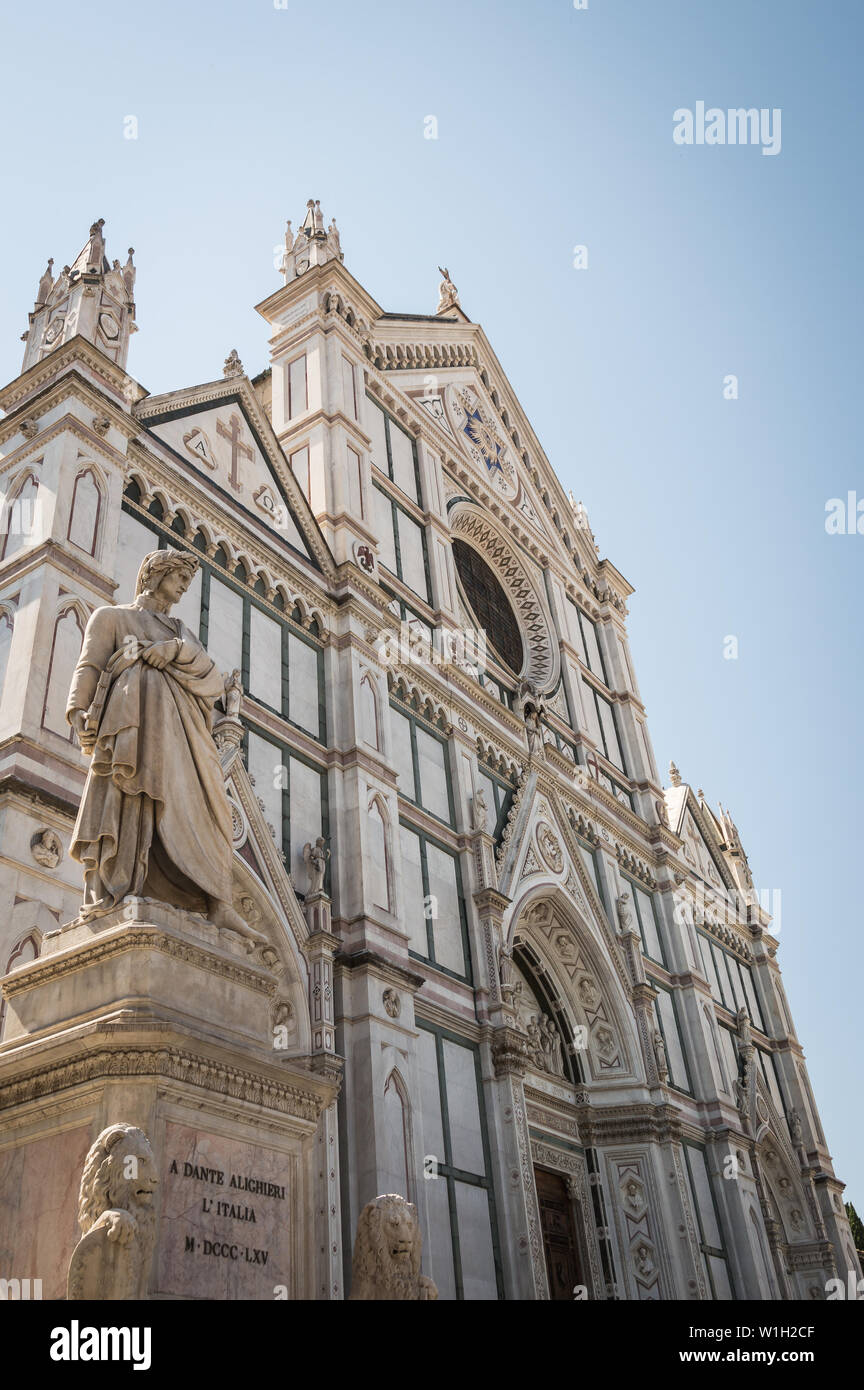 Danthe Alighieri, auteur de la Divine Comédie. Situé en face de la statue de Santa Croce, Florence, Italie Banque D'Images