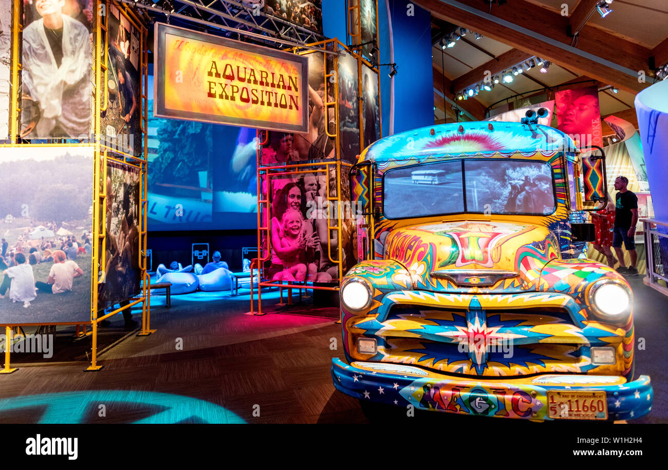 Bus peint psychédélique dans le Musée du Festival de Woodstock Bethel Woods l'État de New York USA Banque D'Images