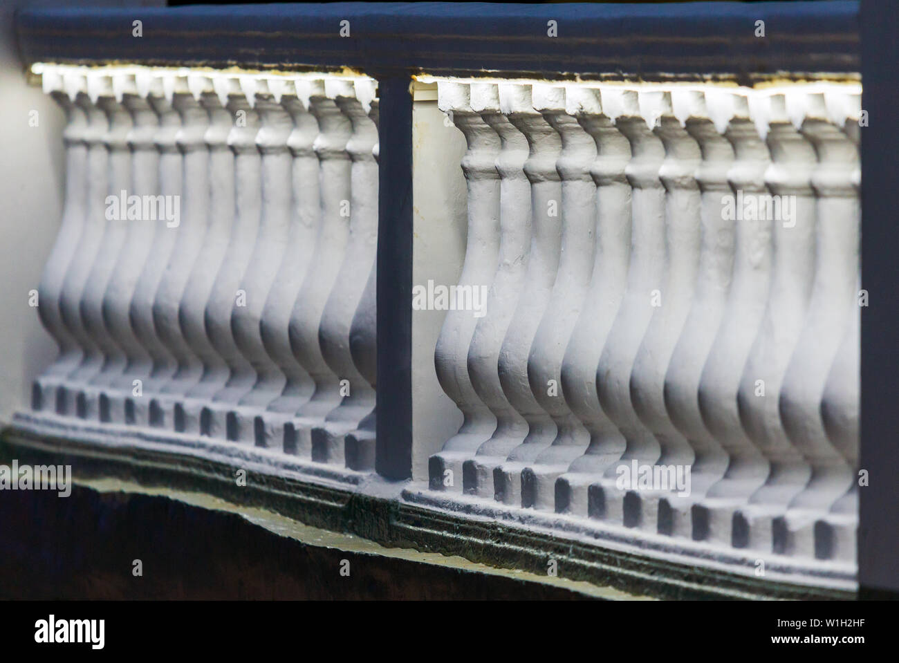 Balustrade avec des lumières LED sur le remblai. Les détails architecturaux Banque D'Images
