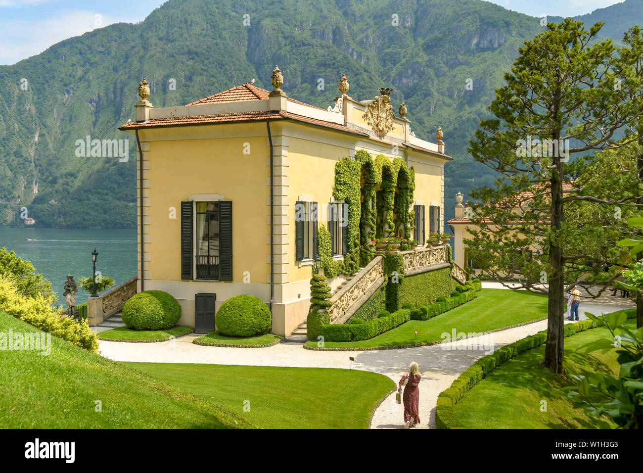 Lezzeno, Lac de Côme, Italie - Juin 2019 : Personne à marcher vers le lodge dans le parc de la Villa Balbianello à Lenno, sur le lac de Côme. Banque D'Images