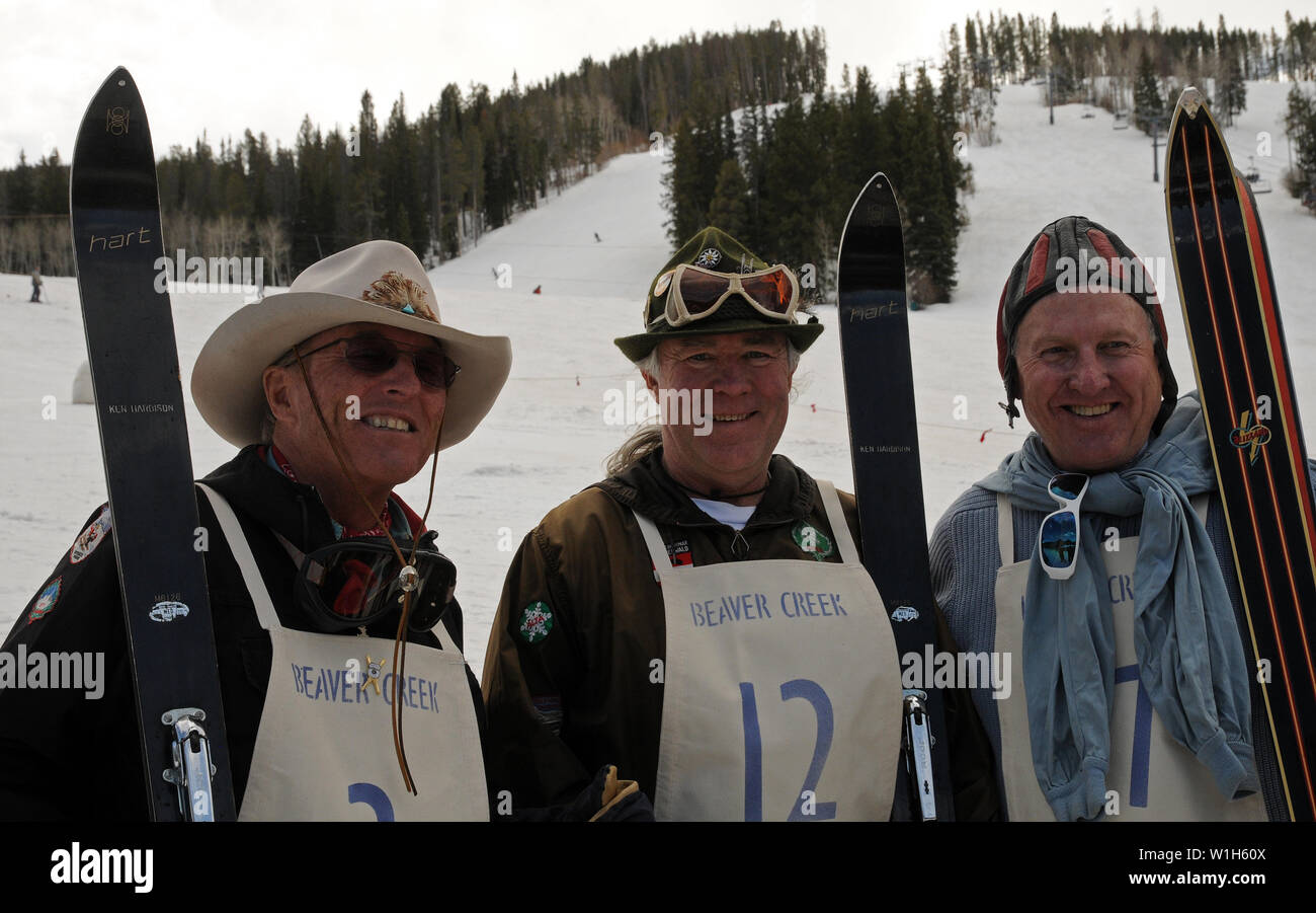 Billy Kidd, Richard Allen et Dave Gorsuch posent aussi vieux et nouveau sur le court comme conseils vintage pour la première course de ski Vintage Heuga Jimmie à Bea Banque D'Images