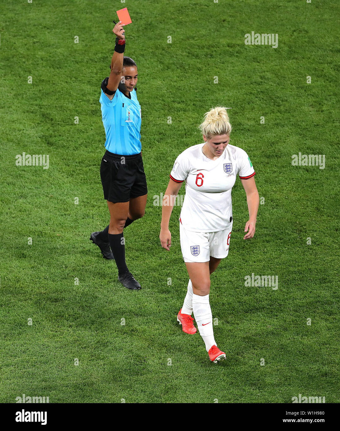 L'Angleterre lumineux Millie (à droite) apparaît le carton rouge par  l'arbitre Batista Match Edina Alves durant la Coupe du Monde féminine de la  fifa match de demi-finale au Stade de Lyon Photo