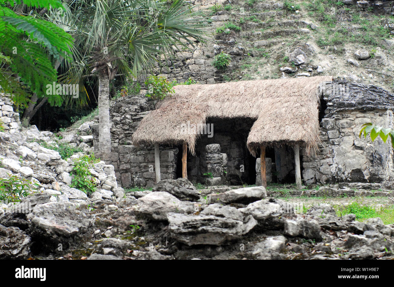 Les intéressantes ruines du 13e siècle ville fortifiée Maya de Tulum sont une attraction touristique populaire sur la côte de la péninsule du Yucatan au Mexique. Banque D'Images