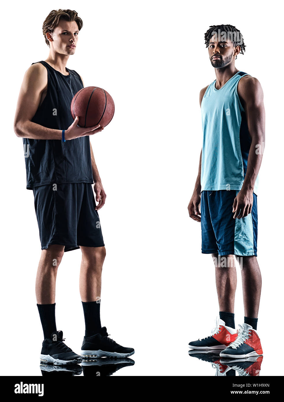 Deux joueurs de basket-ball hommes isolés dans l'ombre silhouette sur fond blanc Banque D'Images