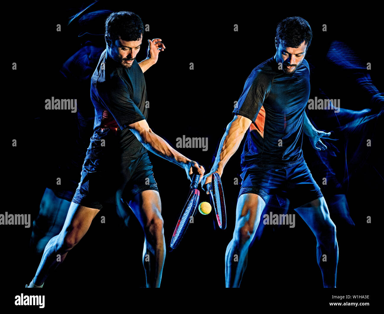 Un joueur de tennis caucasienne man studio shot isolé sur fond noir avec le light painting effet flou Banque D'Images