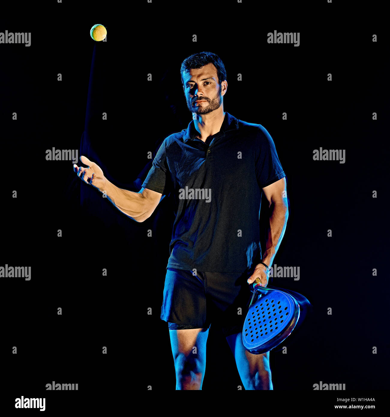 Un portrait du paddle tennis player man studio shot isolé sur fond noir avec le light painting effet flou Banque D'Images