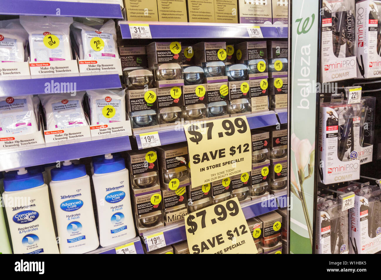 Miami Beach Florida,Walgreens,drugstore,pharmacie,chaîne,produit,produit  produits vente de présentation,marque de magasin,spécial,soins de la  peau,cosmétiques,hydratant,faire Photo Stock - Alamy