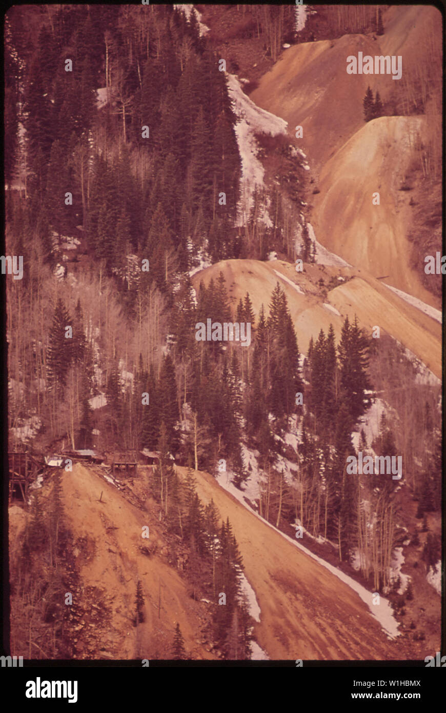 Ouvrir DANS LE DUMP MONTAGNES SAN JUAN POLLUE LA RIVIÈRE SAN MIGUEL. La RIVIÈRE COMMENCE COMME UNE PURE SPRING À MOINS D''1,6 km. Banque D'Images