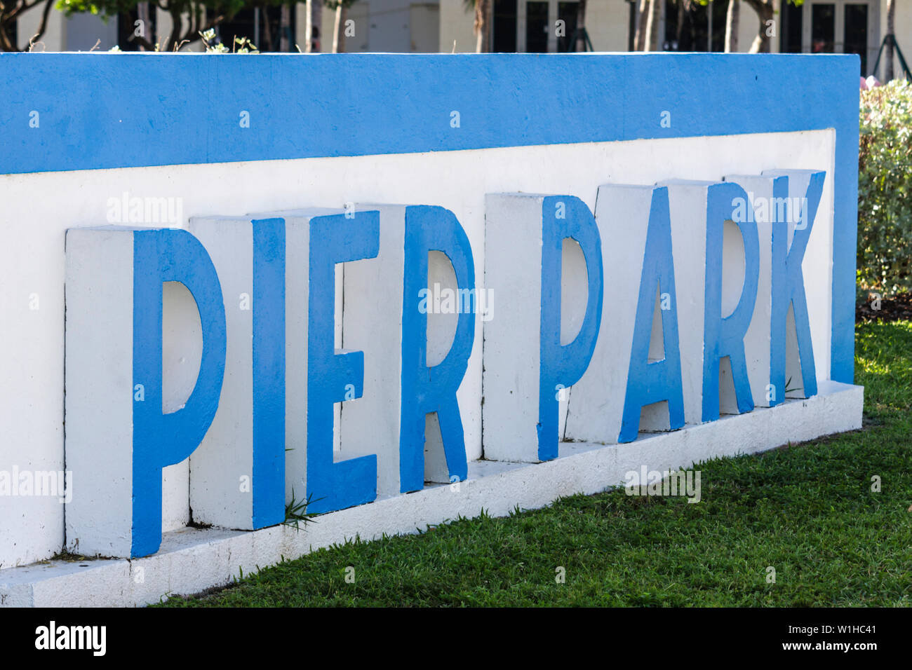 Miami Beach Florida, Ocean Drive, South Beach, Pier Park, panneau en béton, herbe, FL091008059 Banque D'Images