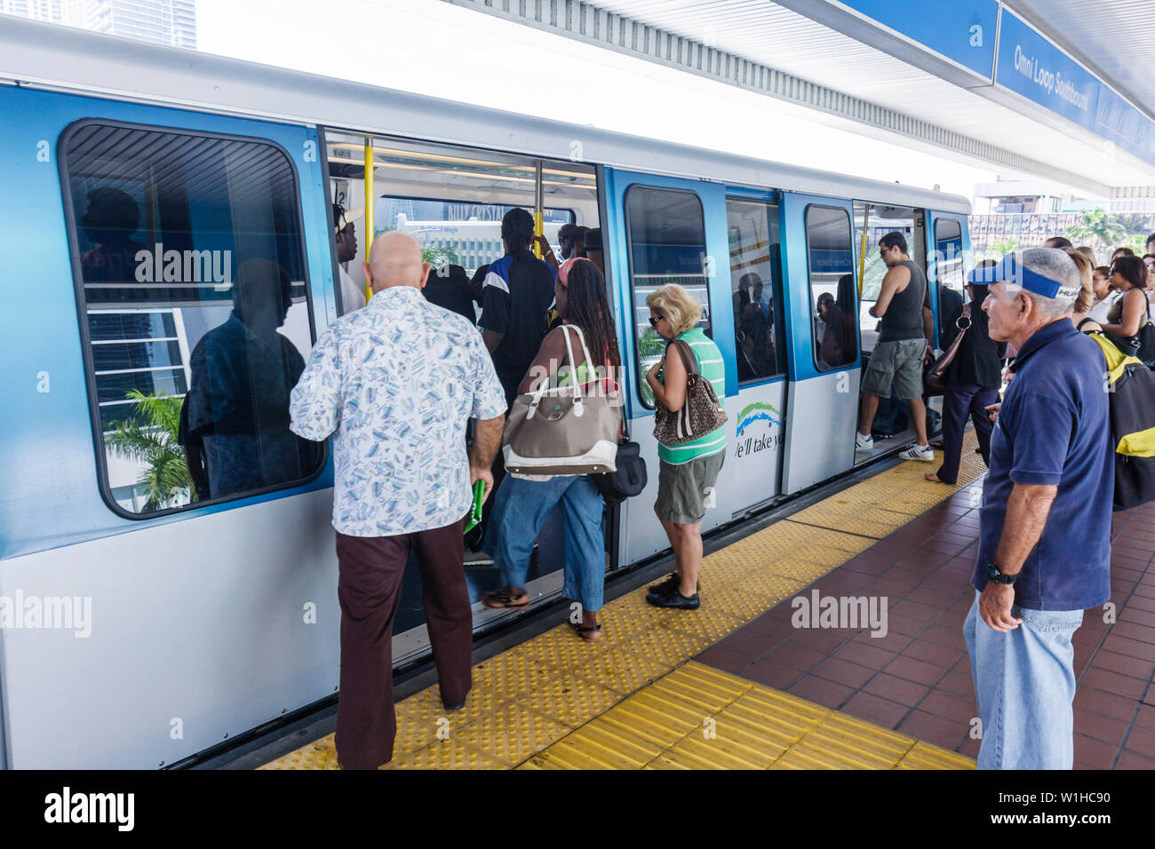 Miami Florida,Omni Loop,station,Metromover,transport en commun,transport en commun,transport automatisé de personnes,passagers rider riders,adultes ma Banque D'Images