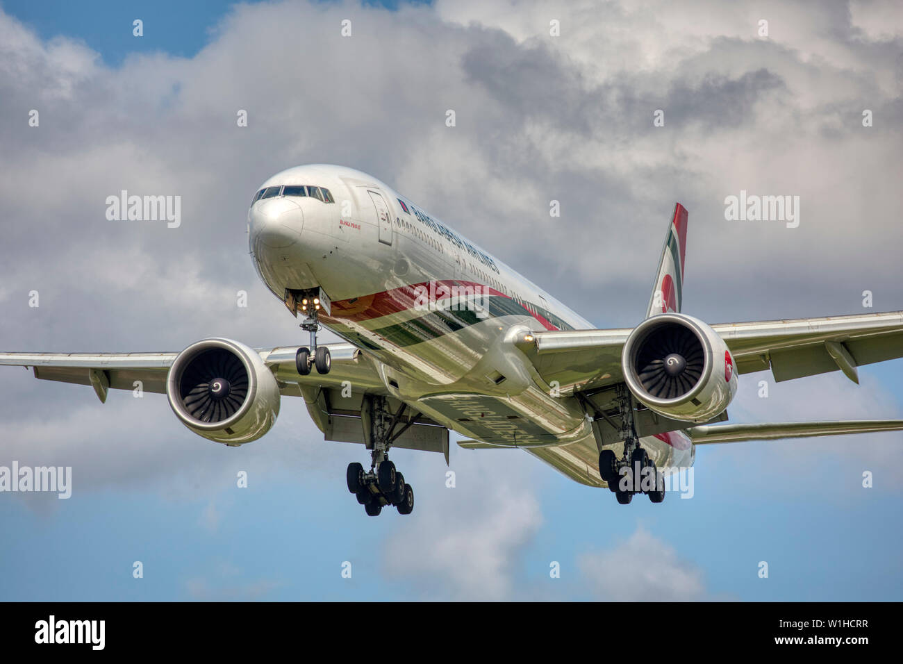 S2-AHN Biman Bangladesh Airlines Boeing 777-300 roues vers le bas prêt à atterrir à l'aéroport London Heathrow. Banque D'Images