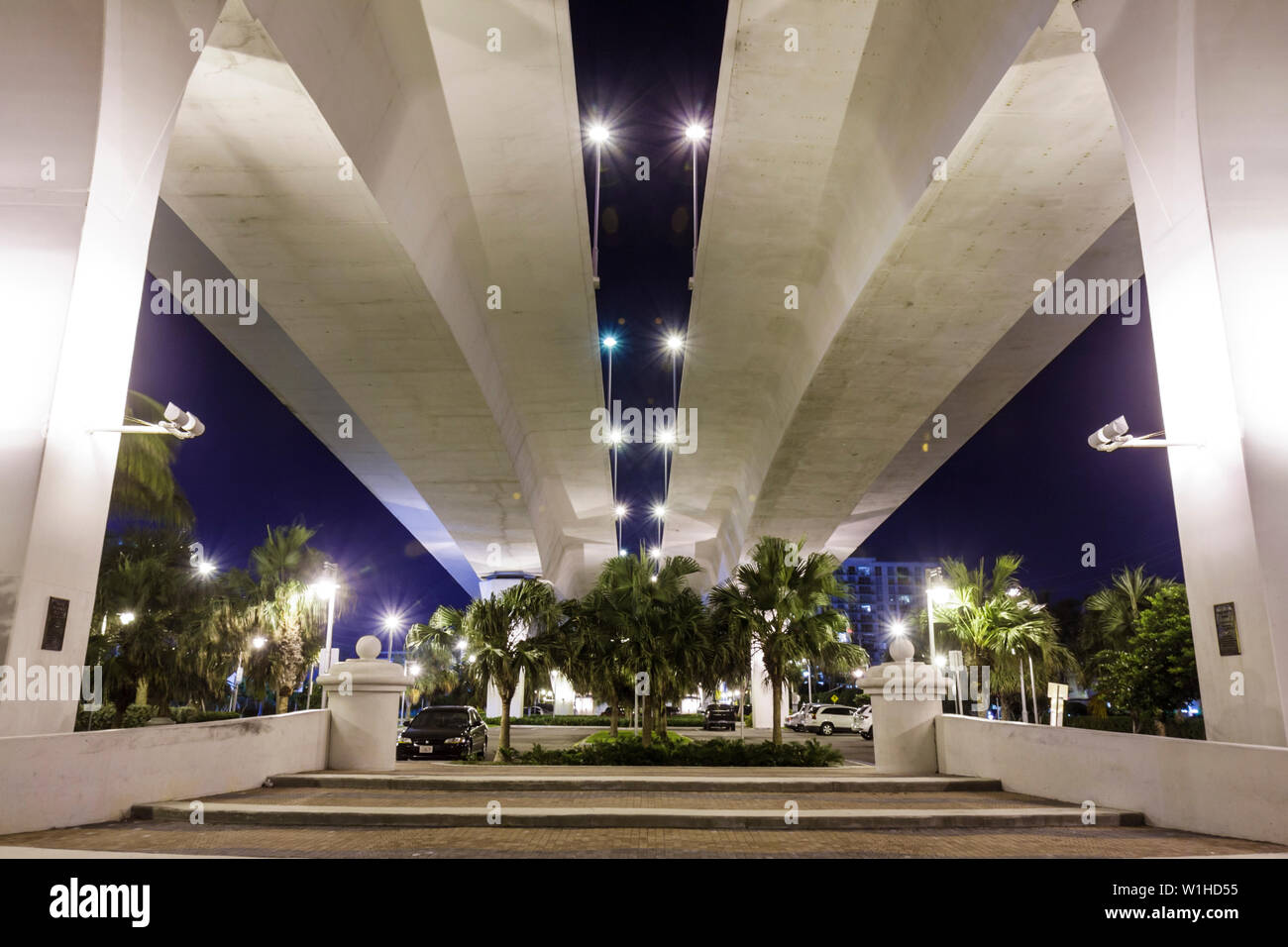 Fort ft. Lauderdale Florida,17th Street Causeway Bridge,Intracoastal Stranahan River,chaussée,sous-chaussée,ingénierie,nuit,éclairage,SPAN,FL091010046 Banque D'Images