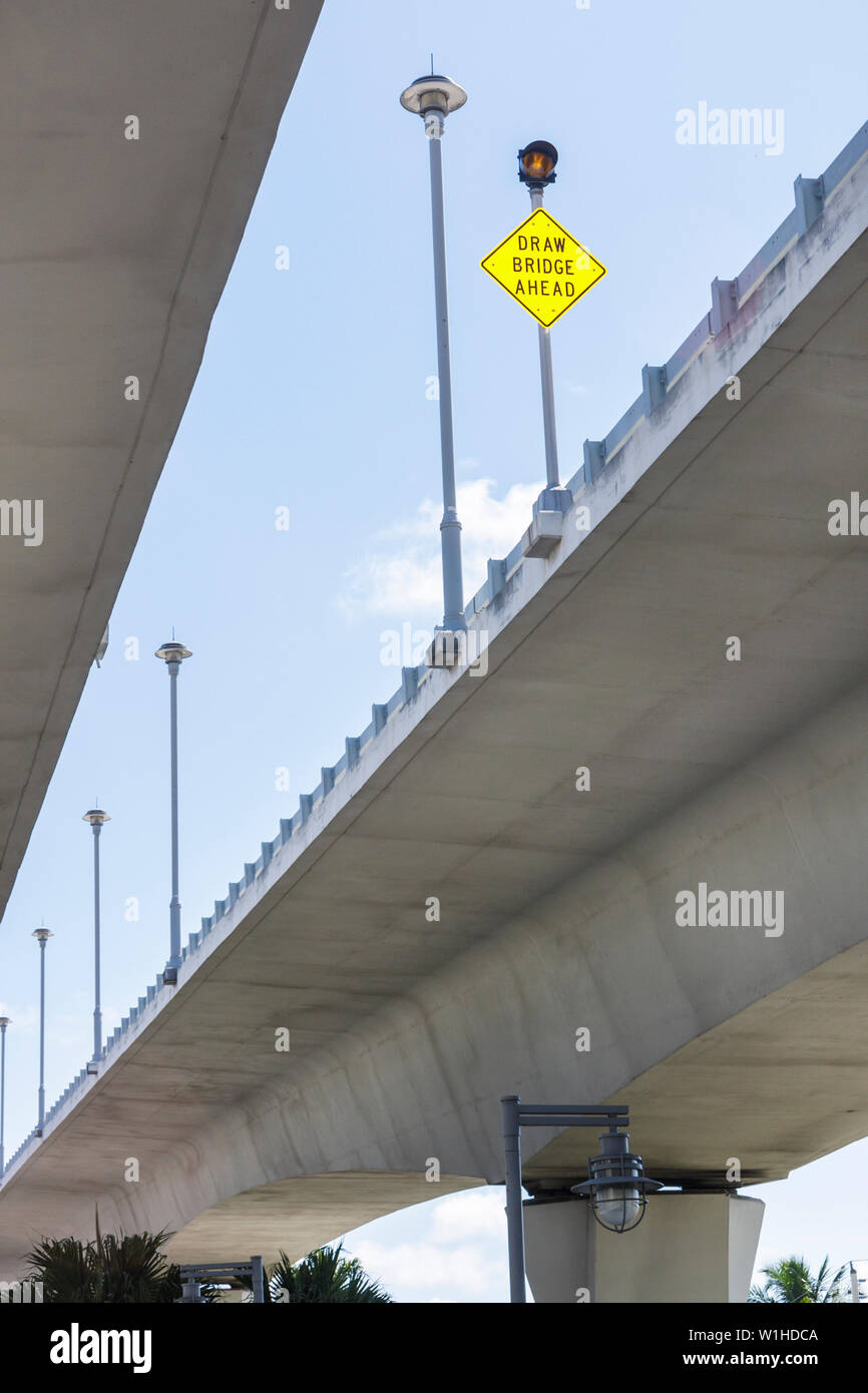 Fort ft. Lauderdale Florida,17th Street Causeway Bridge,Intracoastal Stranahan River,Draw Bridge,surélevé,chaussée,sous,circulation,route,panneau,SPAN,FL0 Banque D'Images