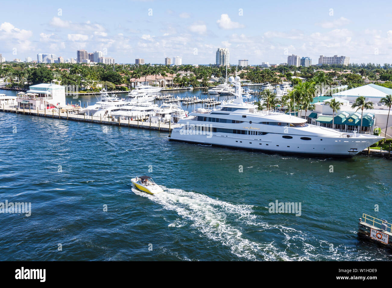 Fort ft.Lauderdale Florida,17th Street Causeway Bridge,vue,Intracoastal Waterfront Stranahan River, bateau,bateau,front de mer,horizon,marina,luxe,yacht,Mo Banque D'Images