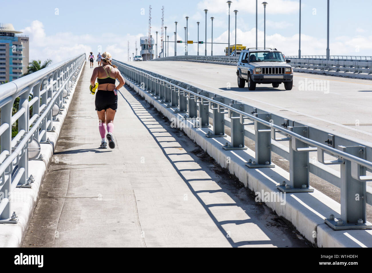 Fort ft.Lauderdale Florida,17th Street Causeway Bridge,Intracoastal Waterway de la rivière Stranahan,draw Bridge,Street,trottoir,main courante,adulte femme wome Banque D'Images