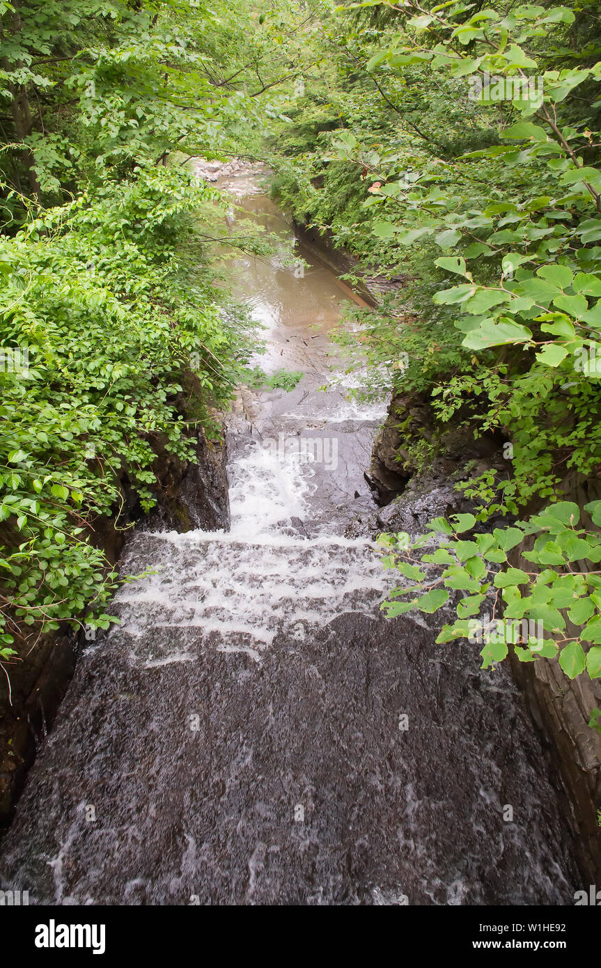 Une petite chute et rapides en cascade sur les rochers Banque D'Images