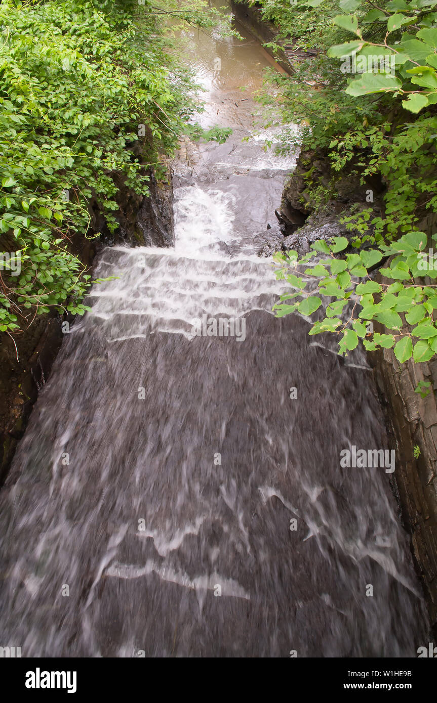 Une petite chute et rapides en cascade sur les rochers Banque D'Images