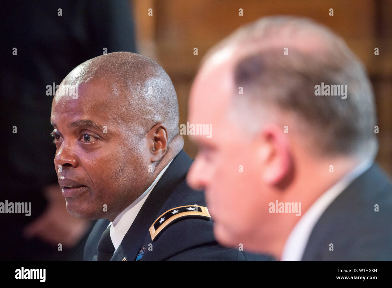 Le lieutenant général Stephen M. Twitty, commandant adjoint, United States European Command et Douglas D. Jones, Représentant permanent adjoint, United States Mlle Banque D'Images