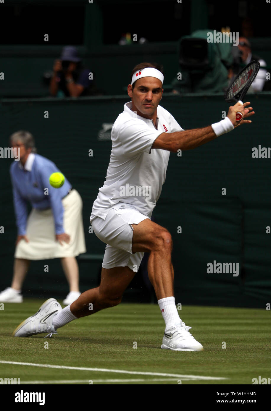 Wimbledon, Londres, Royaume-Uni. 2 juillet 2019. Roger Federer en action contre Lloyd Harris au cours de leur premier tour à Wimbledon aujourd'hui. Federer a remporté le match en quatre sets. Crédit : Adam Stoltman/Alamy Live News Banque D'Images