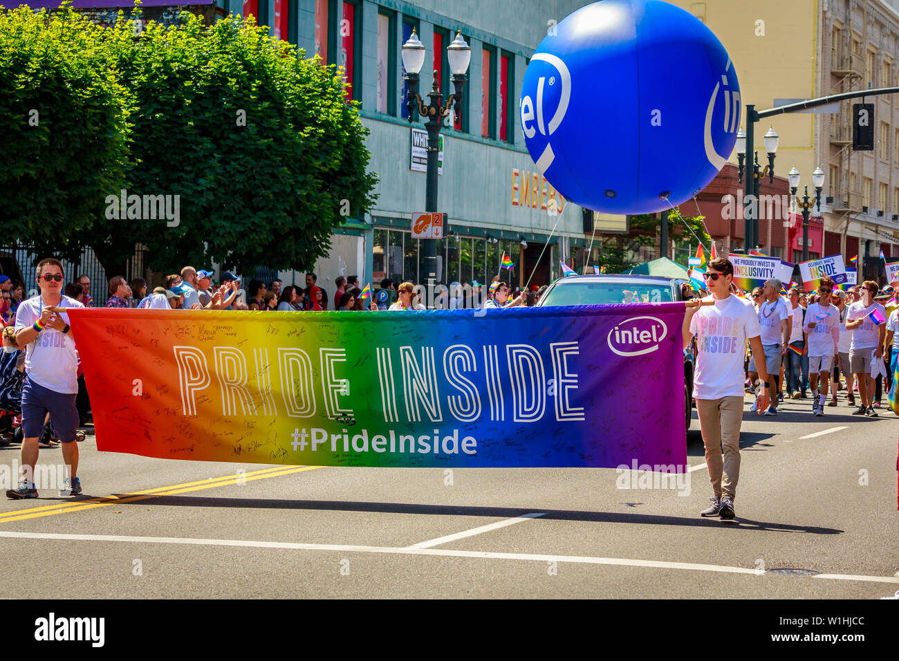 Portland, Oregon, USA - 16 juin 2019 : groupe diversifié de personnes à Portland's Pride Parade 2019. Banque D'Images