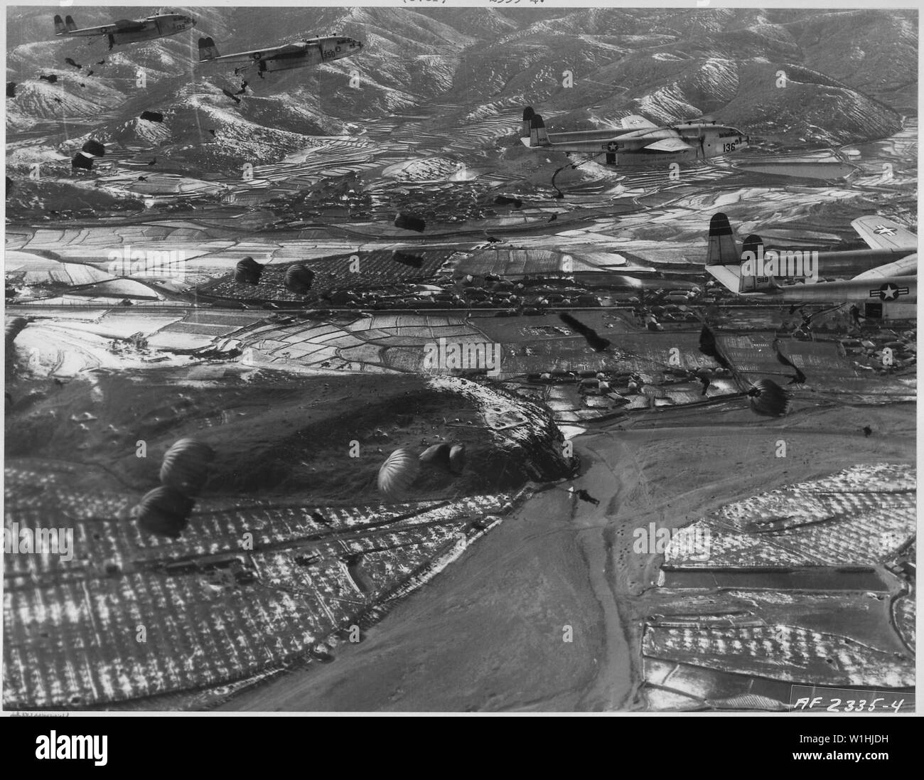 Parachutes houle derrière une formation de groupe de transport de troupes 314C-119 Flying Boxcar sur une dropzone en Corée comme parachutistes du 187ème Airborne Regimental Combat Team, faire un saut en parachute la pratique dans le cadre de leur formation pour un assaut aéroporté. En plus d'abandonner les parachutistes, le 314e groupe de transport de troupes a volé plus de 110 000 tonnes de marchandises et 86 000 passagers sur le pont aérien coréen puisqu'il est arrivé à l'Extrême-Orient il y a deux ans. Banque D'Images