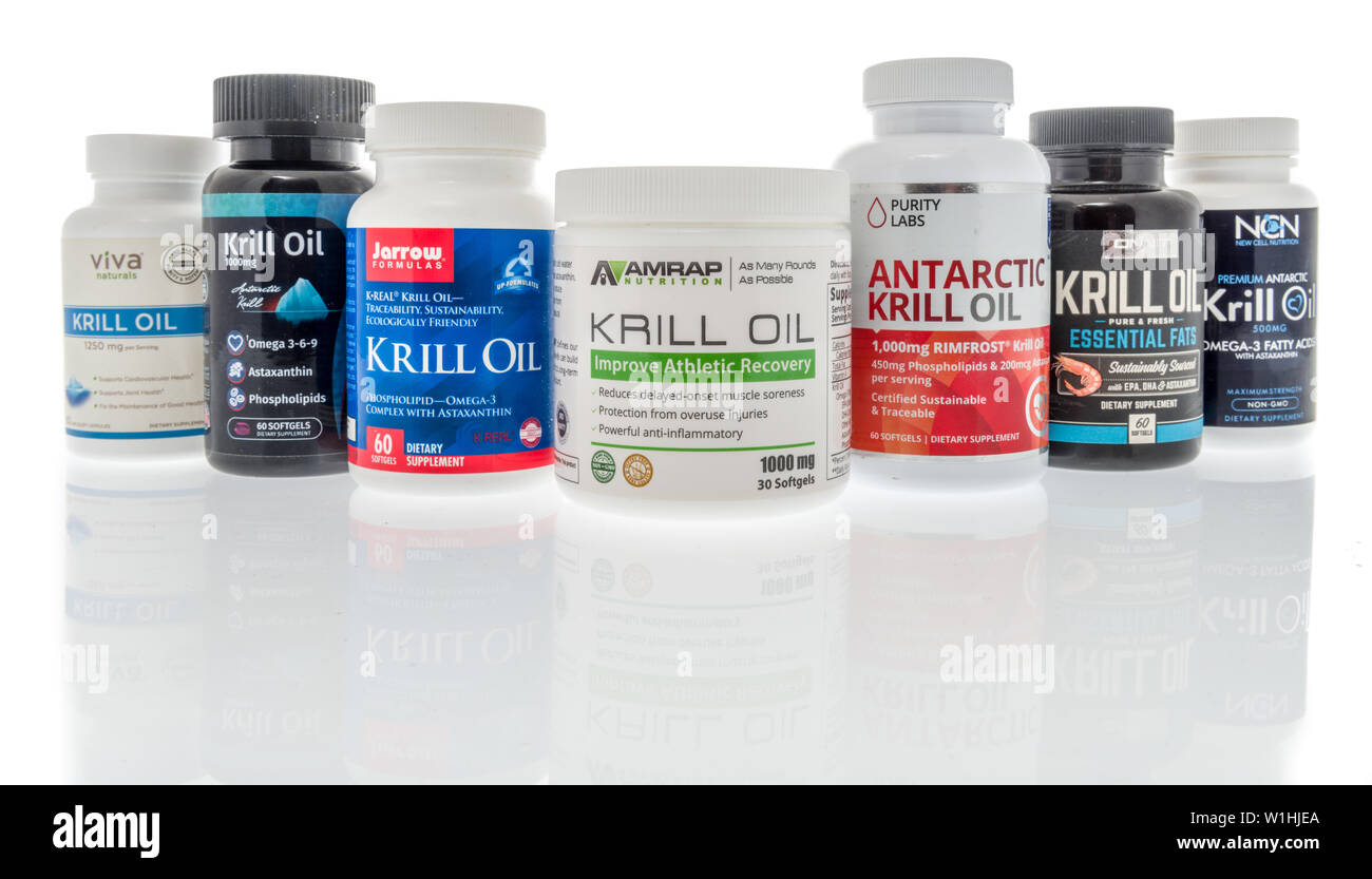 Winneconne, WI - 27 mai 2019 : une collection de suppléments d'huile de krill sur un fond isolé Banque D'Images