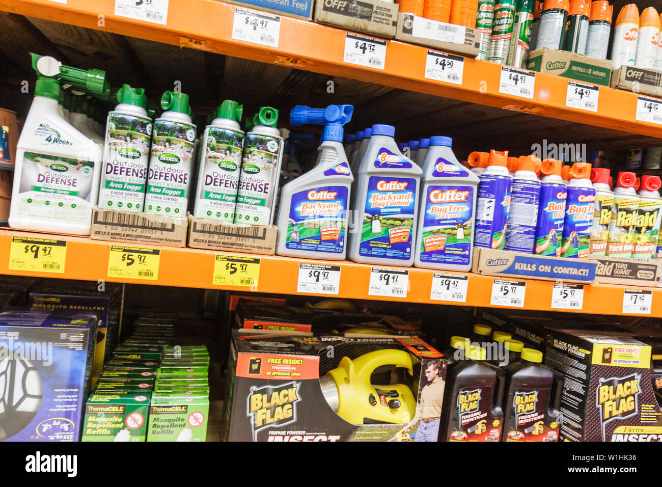 Miami Florida,Home Depot,chaîne,amélioration de la maison,matériel,lutte antiparasitaire,pesticides,produits chimiques,bouteilles,sprays,Black Flag,RAID,Cutter,étiquette de prix,compar Banque D'Images